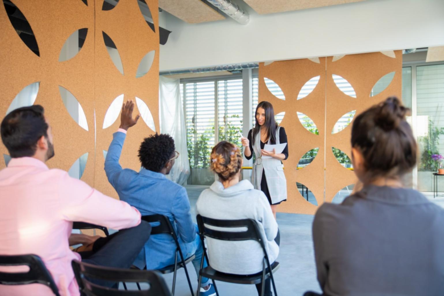 Équipe marnixyvora travaillant sur des solutions financières innovantes dans nos bureaux de Toulon