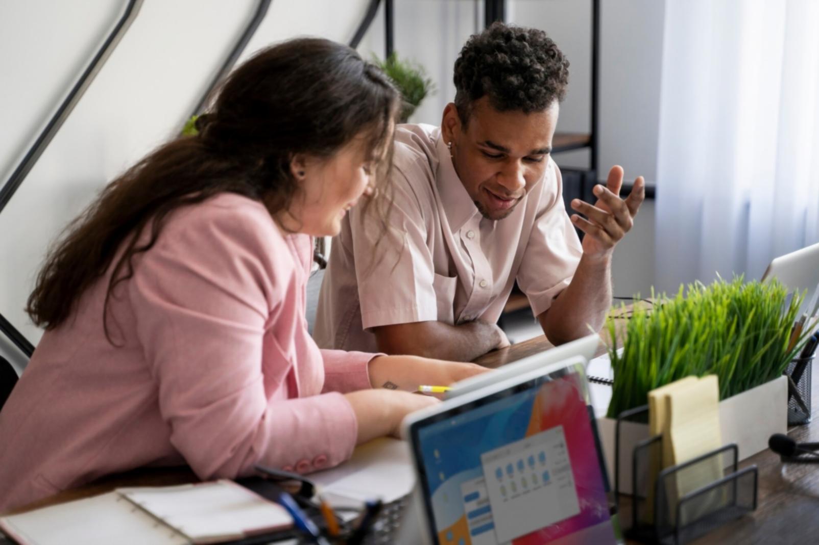 Équipe d'experts financiers en réunion de travail